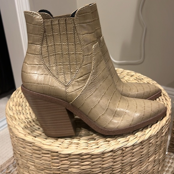 New cowgirl style boots - Picture 2 of 3